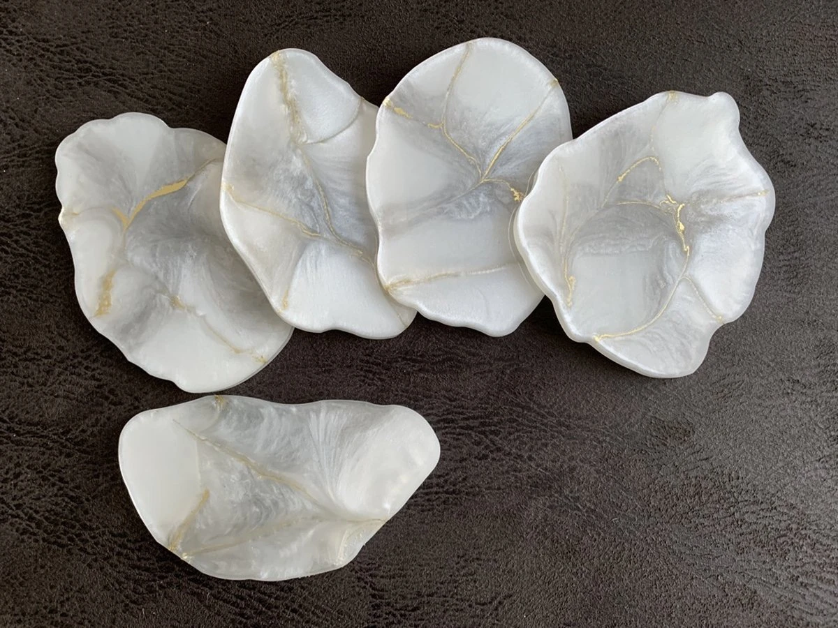 Luxe Epoxy Onderzetters Zwart/ Goud Met Gouden Rand - Handgemaakt - Uniek - Resin Art 6 Luxe Epoxy Onderzetters Zwart/ Goud Met Gouden Rand - Handgemaakt - Uniek - Resin Art - Afbeelding 4