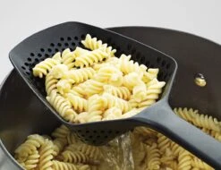 Joseph Joseph Scoop Plus Vergietlepel - Schuimspaan - Frituurschep -Skimask 1200x923 4