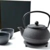 Tealøv THEE SET 800 ML GIETIJZER | COMPLETE SET IN GESCHENKDOOS | Gietijzeren Theepot Met Roestvrijstalen Zeef, Gietijzeren Theekopjes En Onderzetter | In Authentiek Japanse Stijl | Arare Zwart 1 Tealøv THEE SET 800 ML GIETIJZER | COMPLETE SET IN GESCHENKDOOS | Gietijzeren Theepot Met Roestvrijstalen Zeef, Gietijzeren Theekopjes En Onderzetter | In Authentiek Japanse Stijl | Arare Zwart -Skimask 1200x929 6