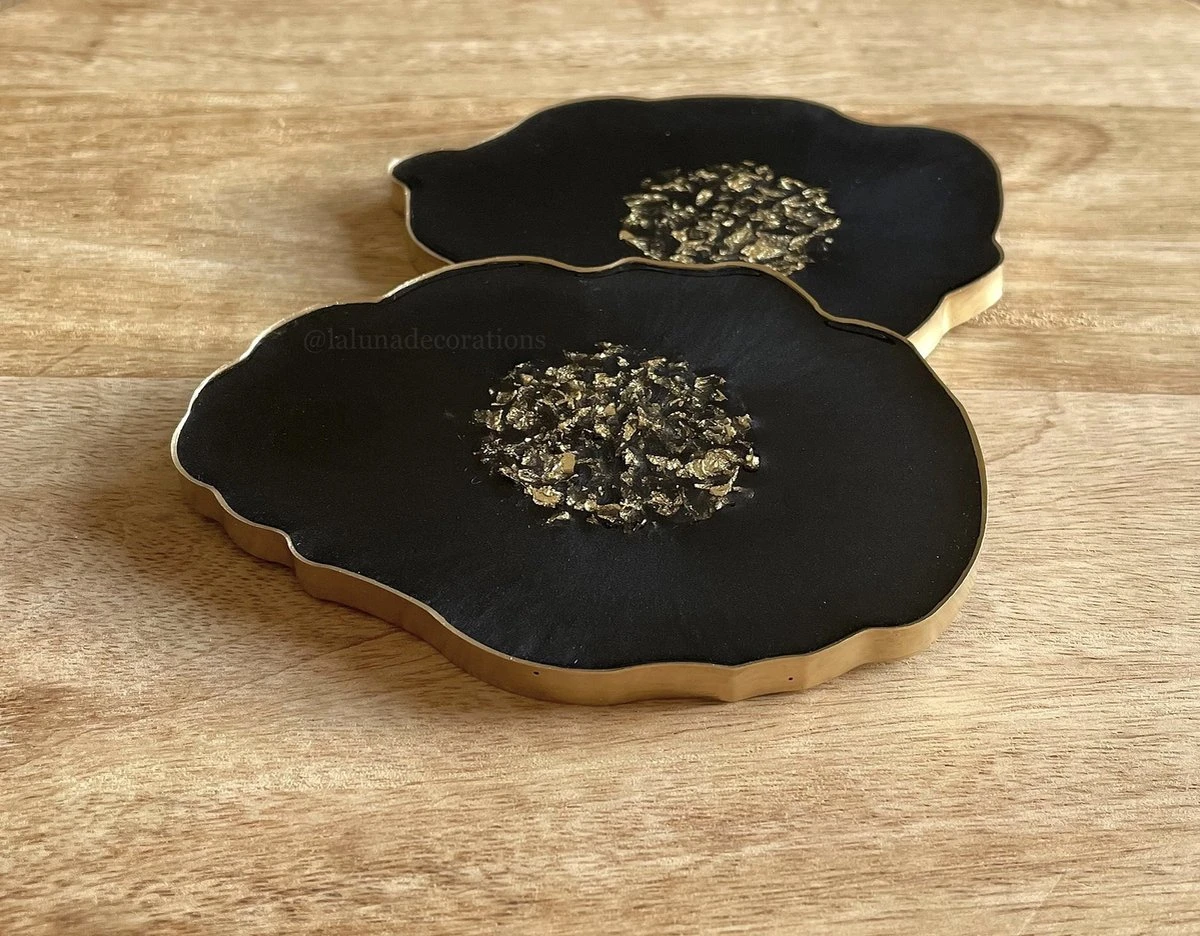 Luxe Epoxy Onderzetters Zwart/ Goud Met Gouden Rand - Handgemaakt - Uniek - Resin Art 3 Luxe Epoxy Onderzetters Zwart/ Goud Met Gouden Rand - Handgemaakt - Uniek - Resin Art