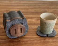 O.N. Der Zetter - Onderzetters Voor Glazen - Houten Varken Met 12 Vilten Onderzetters - Met Houder - Grijs - Bruin - Hout - Hittebestendig - Decoratie - Housewarming - Coasters - Afscheid - Verjaardag - Kado - Man Vrouw Geschenk Cadeau Pasen 20 Euro 9 O.N. Der Zetter - Onderzetters Voor Glazen - Houten Varken Met 12 Vilten Onderzetters - Met Houder - Grijs - Bruin - Hout - Hittebestendig - Decoratie - Housewarming - Coasters - Afscheid - Verjaardag - Kado - Man Vrouw Geschenk Cadeau Pasen 20 Euro -Skimask 1200x948 7
