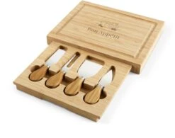 Kaasmesjes Set Met Gegraveerde Houten Snijplank - Breed Mes, Dun Mes, Vork En Puntig Mes - Het Perfecte Cadeau Voor Een Kaasliefhebber - Brie, Camembert, Morbier En Oude Kaas Nu Nóg Lekkerder Met Deze Kaas-set -Skimask 1200x949 7