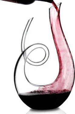 Luxwine - Decanteer Karaf Wijn - Wijnkaraf - 1.4L - Luxe Karaf Met Extra Krul - Decanter - Decanteer Karaf - Wijnkaraf - Wijn Decanteerder - Wijn Accessoires - U-vorm - Kristal Glas- Kerstcadeau -Skimask 793x1200 1