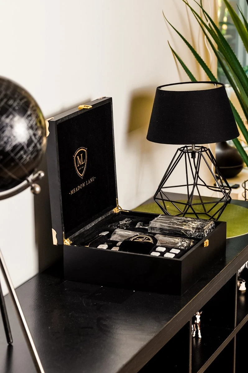 Meadow Lane - Luxe Whiskey Set Met 2 Glazen En Karaf - 8 Stones En IJstang - Mancave Decoratie 7 Meadow Lane - Luxe Whiskey Set Met 2 Glazen En Karaf - 8 Stones En IJstang - Mancave Decoratie - Afbeelding 5