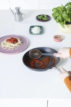 Brabantia Tasty+ Opscheplepel Plus Schraper - Grape Red 19 Brabantia Tasty+ Opscheplepel Plus Schraper - Grape Red -Skimask 799x1200 20