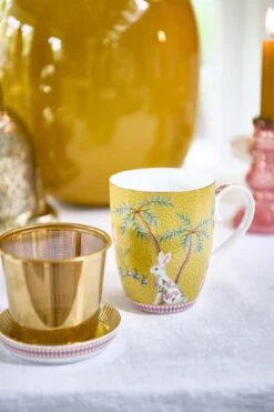 Pip Studio La Majorelle Yellow - Theeset - Porselein - Mok + Theezeef + Theetip - Porselein - 350ml - Geel Servies - Pasen - Konijn -Skimask 799x1200 34