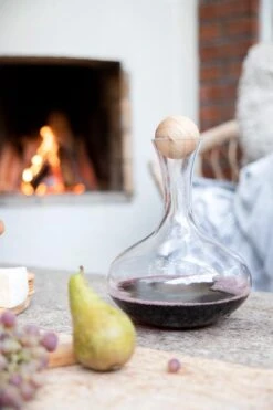 Sagaform - Nature - Wijn Karaf Met Eiken Stopper -Skimask 800x1200 187