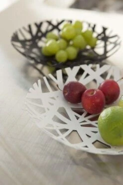 YAMAZAKI 02498, Fruitschaal Tower - Ø 26 Cm - Zwart -Skimask 800x1200 214