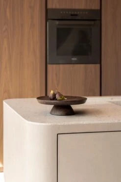 Gusta - Taarthouder - ø30x9cm - Mangohout -Skimask 800x1200 225