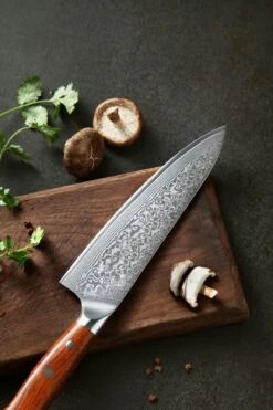 KitchenMonster® Koksmes Damascus Mes 34 Cm - Keukenmes Geschikt Voor Vlees/Vis/Groenten/Brood - 67 Lagen Damascus Staal - Inclusief Houten Mesbeschermer 19 KitchenMonster® Koksmes Damascus Mes 34 Cm - Keukenmes Geschikt Voor Vlees/Vis/Groenten/Brood - 67 Lagen Damascus Staal - Inclusief Houten Mesbeschermer -Skimask 800x1200 3