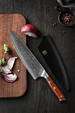 KitchenMonster® Koksmes Damascus Mes 34 Cm - Keukenmes Geschikt Voor Vlees/Vis/Groenten/Brood - 67 Lagen Damascus Staal - Inclusief Houten Mesbeschermer 22 KitchenMonster® Koksmes Damascus Mes 34 Cm - Keukenmes Geschikt Voor Vlees/Vis/Groenten/Brood - 67 Lagen Damascus Staal - Inclusief Houten Mesbeschermer -Skimask 800x1200 4