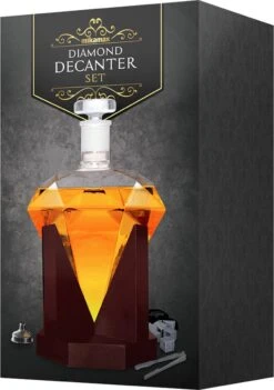 MikaMax Whiskey Karaf Diamant - Whiskey Decanter - Optimaal Behoudt Van Whiskey Smaak - Inclusief Eiken Voet, Ijstang, Trechter, Fluwelen Zakje Met 9 Whisky Stenen - 850ml -Skimask 844x1200 1