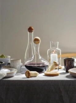 Sagaform - Nature - Wijn Karaf Met Eiken Stopper -Skimask 889x1200 3