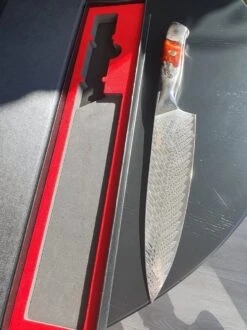 Selotus - Professioneel Koksmes Damascus - 67 Lagen Mes Damascus Staal - 34 Cm - Keukenmes Voor Vlees/Vis/Groenten/Brood – Japans Koksmes 9 Selotus - Professioneel Koksmes Damascus - 67 Lagen Mes Damascus Staal - 34 Cm - Keukenmes Voor Vlees/Vis/Groenten/Brood – Japans Koksmes -Skimask 899x1200 4