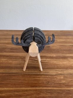 O.N. Der Zetter - Onderzetters Voor Glazen - Houten Rendier XL Met 12 Vilten Onderzetters - Groot - Rond - Donkergrijs - Bruin - Decoratie - Hittebestendig - Housewarming - Afscheid - Kado - Verjaardag - Man - Vrouw - Pasen Cadeau Feest Uniek 25 Euro 23 O.N. Der Zetter - Onderzetters Voor Glazen - Houten Rendier XL Met 12 Vilten Onderzetters - Groot - Rond - Donkergrijs - Bruin - Decoratie - Hittebestendig - Housewarming - Afscheid - Kado - Verjaardag - Man - Vrouw - Pasen Cadeau Feest Uniek 25 Euro -Skimask 899x1200 77