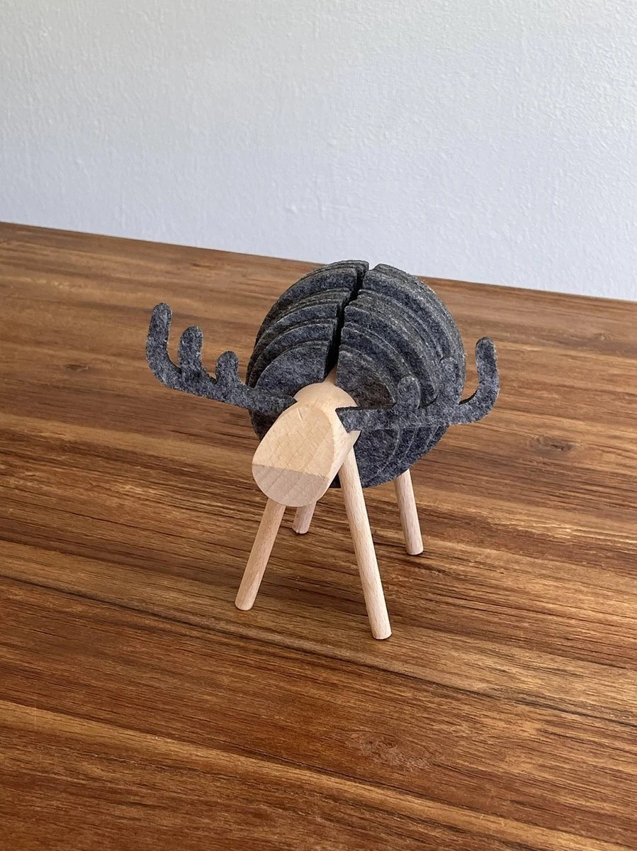 O.N. Der Zetter - Onderzetters Voor Glazen - Houten Rendier XL Met 12 Vilten Onderzetters - Groot - Rond - Donkergrijs - Bruin - Decoratie - Hittebestendig - Housewarming - Afscheid - Kado - Verjaardag - Man - Vrouw - Pasen Cadeau Feest Uniek 25 Euro 13 O.N. Der Zetter - Onderzetters Voor Glazen - Houten Rendier XL Met 12 Vilten Onderzetters - Groot - Rond - Donkergrijs - Bruin - Decoratie - Hittebestendig - Housewarming - Afscheid - Kado - Verjaardag - Man - Vrouw - Pasen Cadeau Feest Uniek 25 Euro - Afbeelding 11