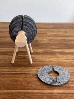 O.N. Der Zetter - Onderzetters Voor Glazen - Houten Rendier XL Met 12 Vilten Onderzetters - Groot - Rond - Donkergrijs - Bruin - Decoratie - Hittebestendig - Housewarming - Afscheid - Kado - Verjaardag - Man - Vrouw - Pasen Cadeau Feest Uniek 25 Euro 25 O.N. Der Zetter - Onderzetters Voor Glazen - Houten Rendier XL Met 12 Vilten Onderzetters - Groot - Rond - Donkergrijs - Bruin - Decoratie - Hittebestendig - Housewarming - Afscheid - Kado - Verjaardag - Man - Vrouw - Pasen Cadeau Feest Uniek 25 Euro -Skimask 899x1200 79