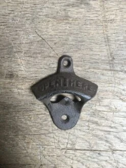 Merkloos Flesopener - Bieropener - Bbq Accesoires - Gietijzer -Skimask 900x1200 22