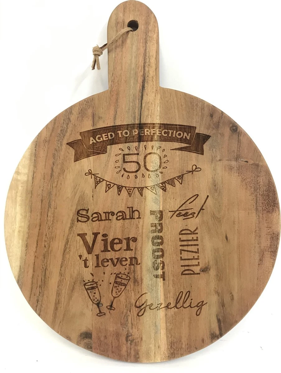 Ronde Snijplank/hapjesplank Met Tekst Gravure SARAH. Origineel Cadeau Voor Een Vrouw Die 50 Jaar Wordt. Het Formaat Is 40x30cm Incl. Handvat En 30cm Doorsnede Excl. Handvat 3 Ronde Snijplank/hapjesplank Met Tekst Gravure SARAH. Origineel Cadeau Voor Een Vrouw Die 50 Jaar Wordt. Het Formaat Is 40x30cm Incl. Handvat En 30cm Doorsnede Excl. Handvat