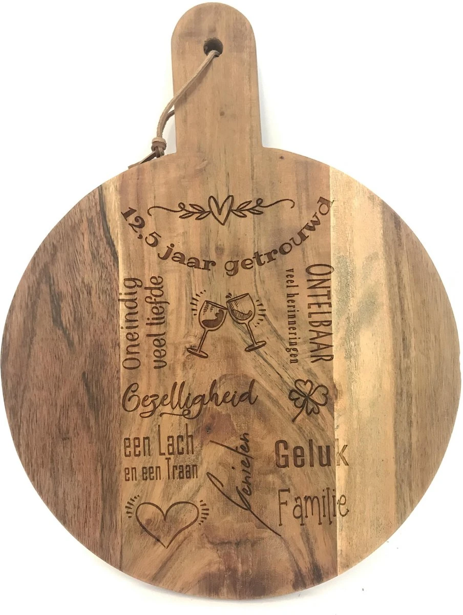Ronde Snijplank/hapjesplank Met Tekst Gravure 12,5 JAAR GETROUWD. Een Origineel Cadeau Voor Een 12,5 Jarige Bruiloft. Het Formaat Is 40x30cm Incl. Handvat En 30cm Doorsnede Excl. Handvat. 3 Ronde Snijplank/hapjesplank Met Tekst Gravure 12,5 JAAR GETROUWD. Een Origineel Cadeau Voor Een 12,5 Jarige Bruiloft. Het Formaat Is 40x30cm Incl. Handvat En 30cm Doorsnede Excl. Handvat.