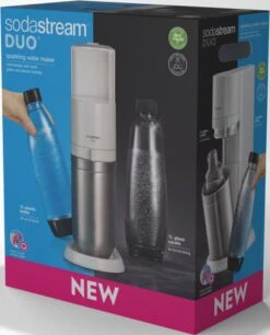 SodaStream DUO - Wit - Incl. Quick Connect Koolzuurcilinder - Met 1 Glazen En 1 Herbruikbare Plastic Fles -Skimask 969x1200